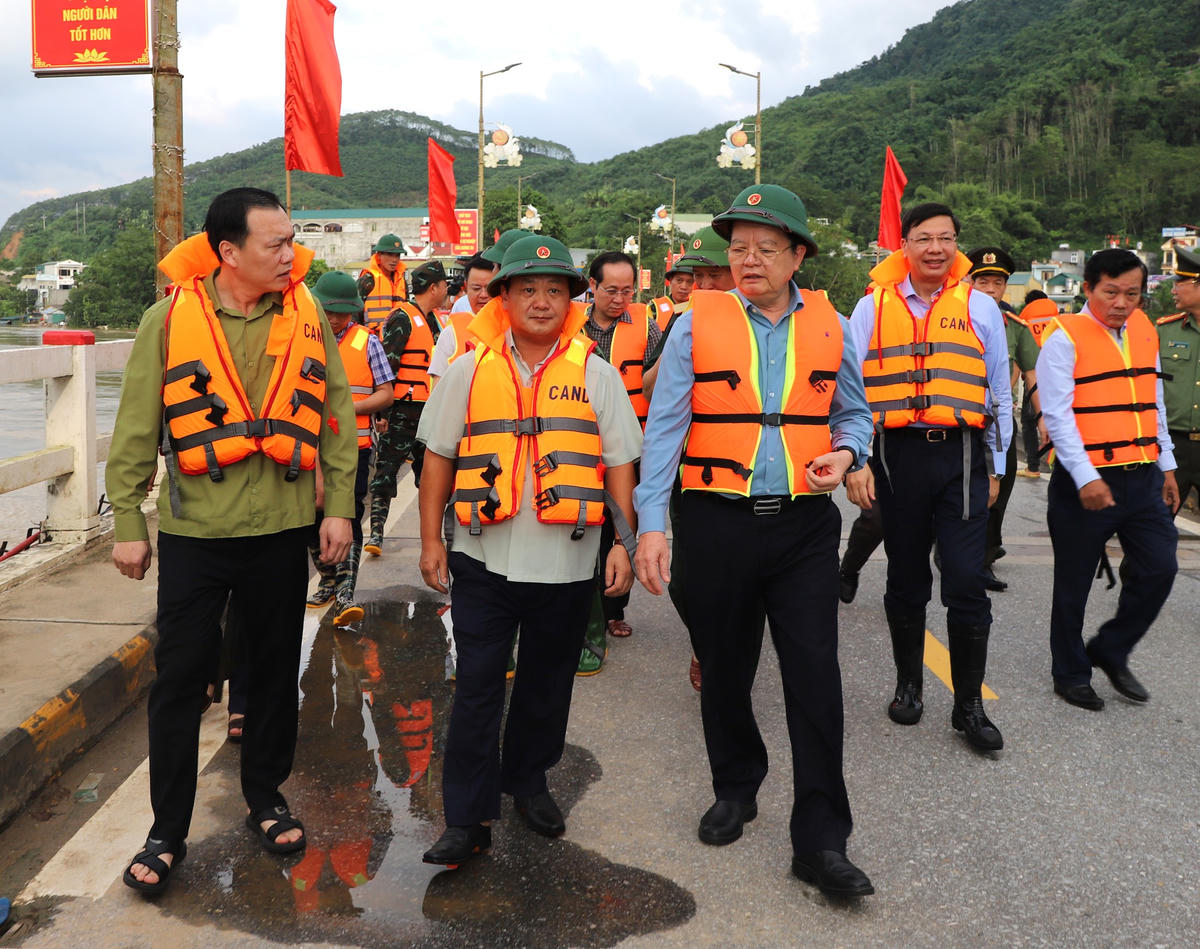 Phó Thủ tướng Mai Văn
Chính cùng Bí thư Tỉnh ủy Tuyên Quang Hầu A Lềnh kiểm tra công tác ứng phó mưa
lũ tại xã Chiêm Hóa. Ảnh: Q.C.