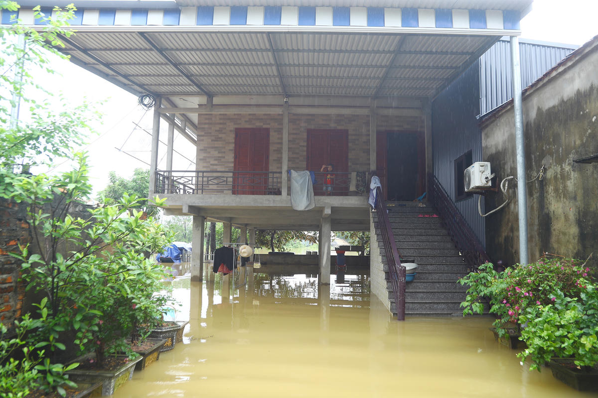 "Chồng tôi đi vắng nên chỉ có 2 mẹ con kê đồ chạy lũ. Cả đêm hôm qua, tôi thấp thỏm không ngủ được vì lo nước lũ dâng cao", chị Dương nói.