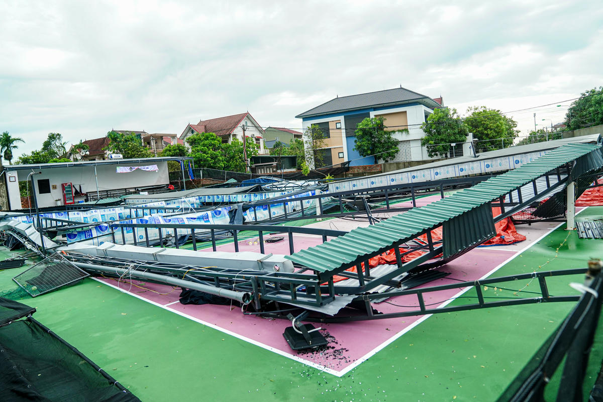 Nhiều hạng mục hư hỏng, hệ thống ánh sáng, biển hiệu cũng vỡ nát. Ảnh: Cẩm Kỳ