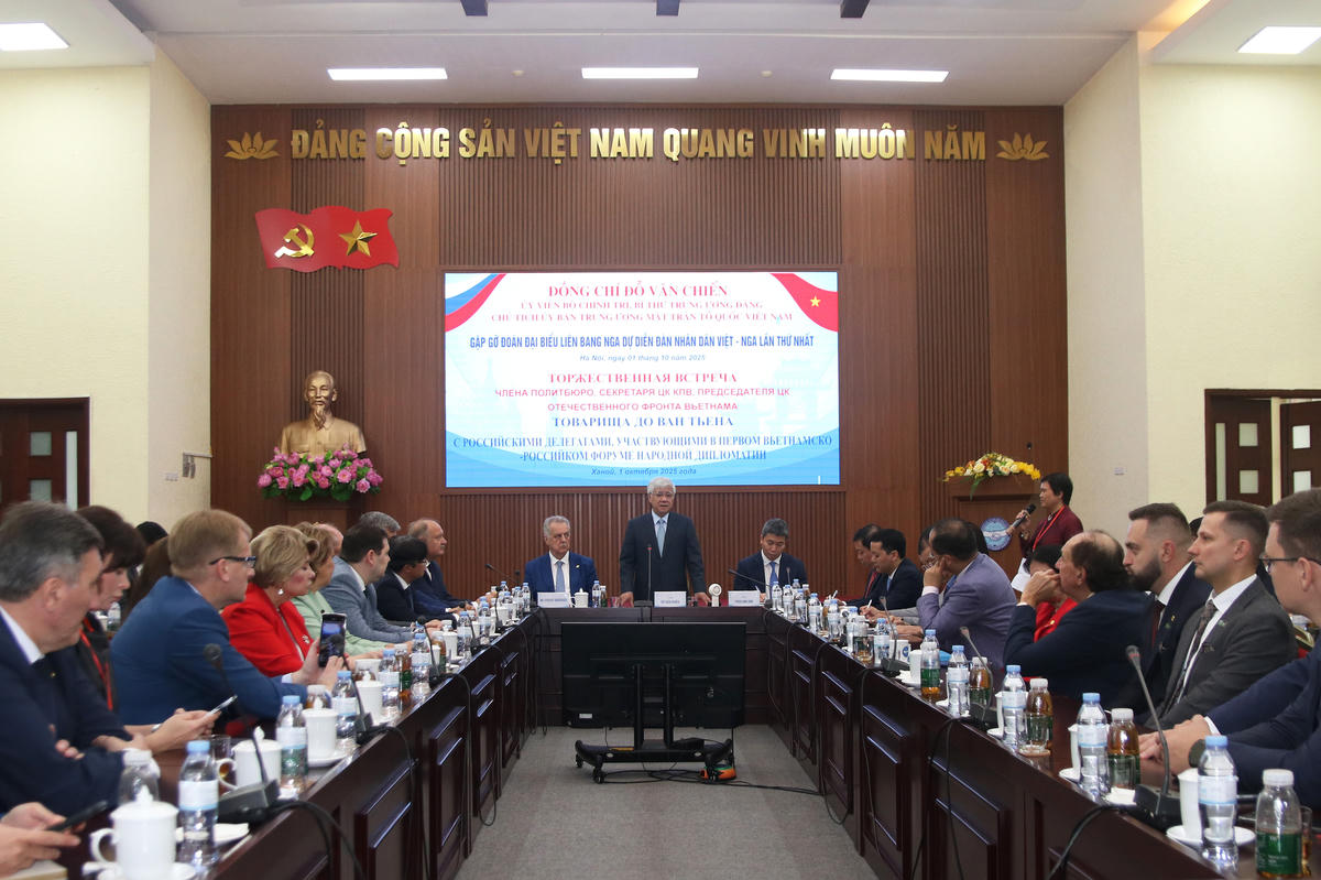 Chủ tịch Đỗ Văn Chiến gặp gỡ Đoàn đại biểu Liên bang Nga. Ảnh: Tiến Đạt.