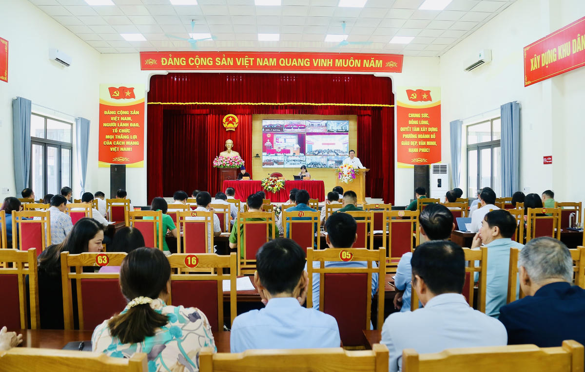 Quang cảnh buổi tiếp xúc cử tri. Ảnh: QMG