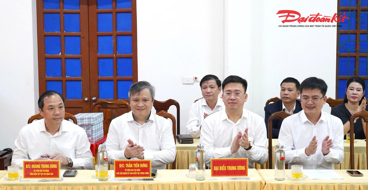 Ông Hoàng Trung Dũng - Ủy viên Trung ương Đảng, Tổng Biên tập Tạp chí Cộng sản; ông Trần Tiến Hưng - Ủy viên Trung ương Đảng, Phó Chủ nhiệm Ủy ban Kiểm tra Trung ương và các mạnh thường quân tại buổi làm việc. Ảnh: HN.