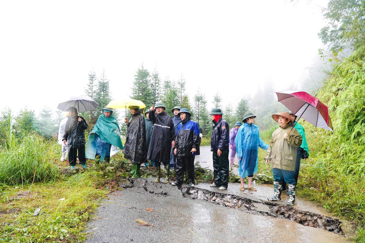 Phó Chủ tịch Thường trực Ủy
ban MTTQ Việt Nam tỉnh Tuyên Quang Hà Trung Kiên khảo sát địa điểm có nguy cơ sạt lở ở xã Lũng Cú. Ảnh: Đ.S.