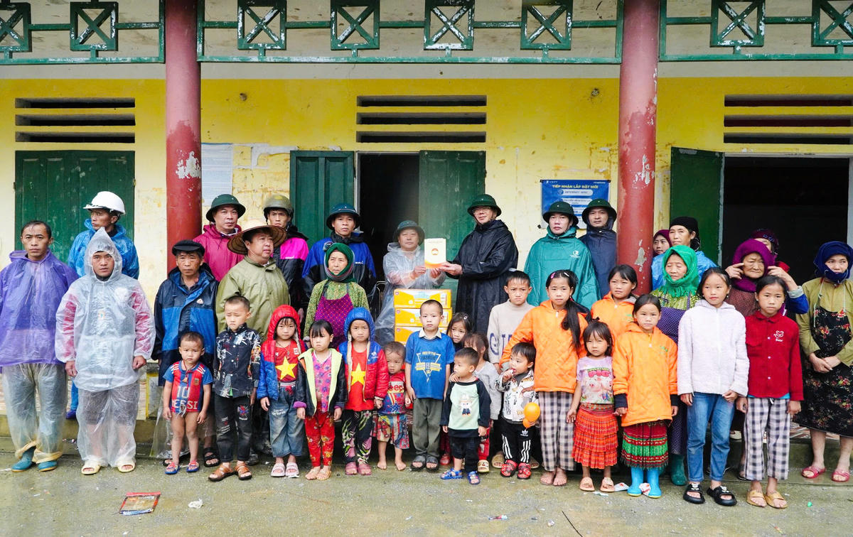 Lãnh đạo Ủy ban MTTQ Việt Nam tỉnh Tuyên Quang thăm hỏi, tặng quà và trao hỗ trợ các hộ thôn Má Lầu A thuộc diện di dời. Ảnh: Đ.S.