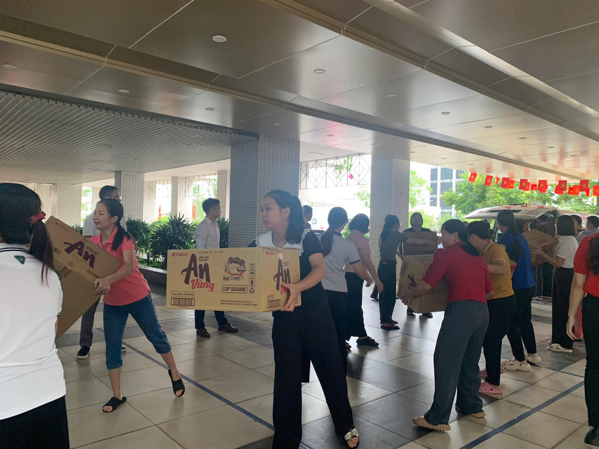 MTTQ Việt Nam tỉnh Cao Bằng tập kết, vận chuyển các nhu yếu phẩm đề hỗ trợ người dân vùng bị ảnh hưởng bởi mưa lũ. Ảnh: Đ.S.