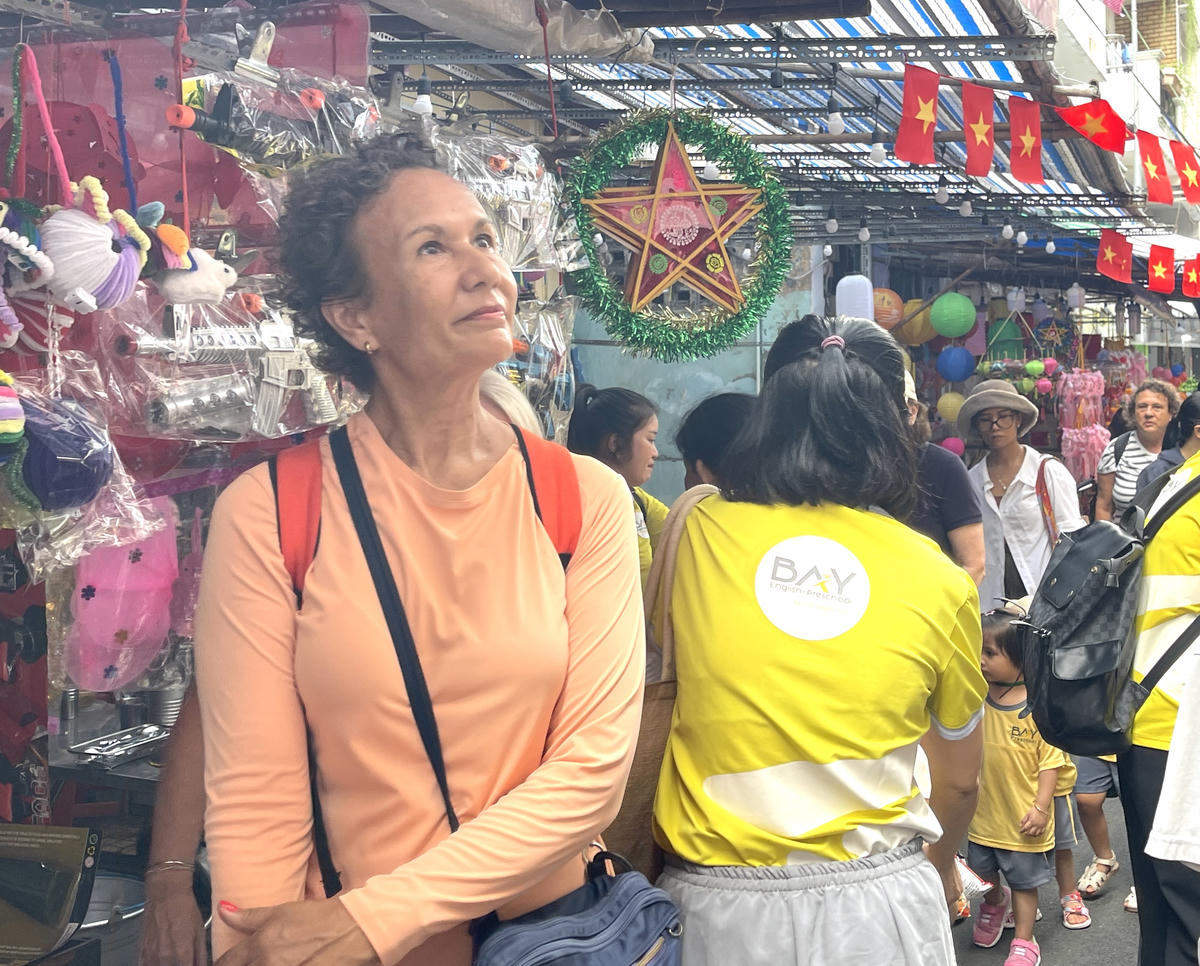 Trong đó nhiều khách nước ngoài cũng tới đây để tìm hiểu thêm về một nét văn hoá ở khu vực phường Chợ Lớn. Ảnh: Đ.X.