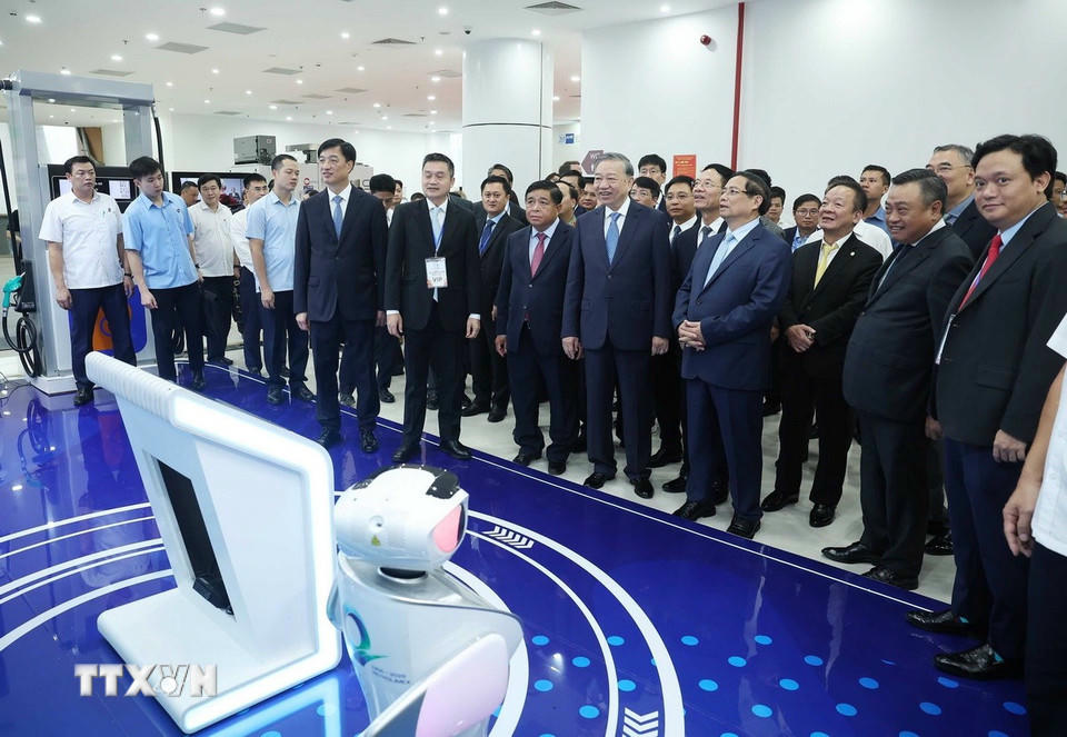 Tổng Bí thư Tô Lâm, Thủ tướng Phạm Minh Chính và các đại biểu tham quan triển lãm. (Ảnh: Thống Nhất/ TTXVN)