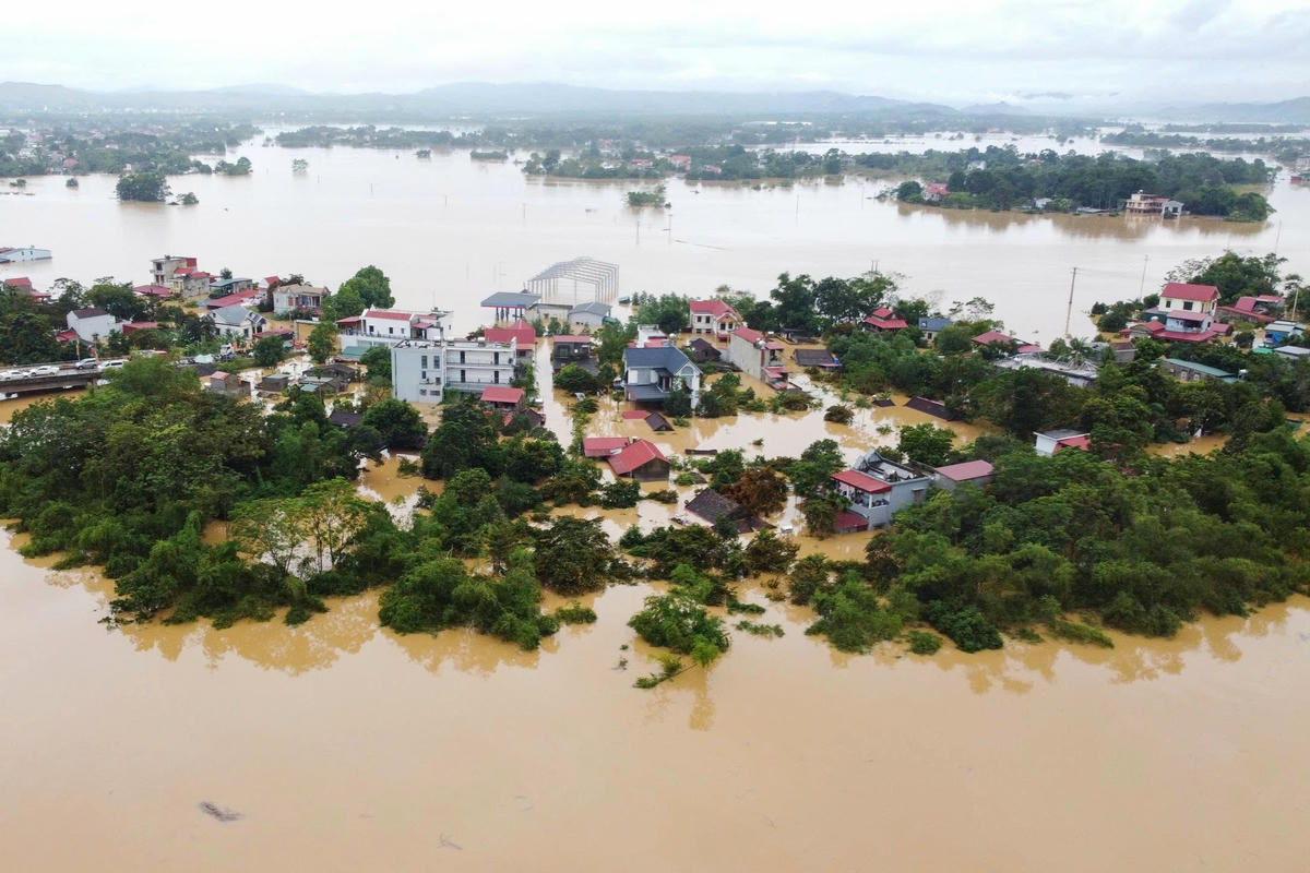 Đến trưa 1/10, vẫn còn 24/38 thôn có khu dân cư ở xã Kim Tân bị ngập sâu, chia cắt bởi lũ. Ảnh: Đình Minh