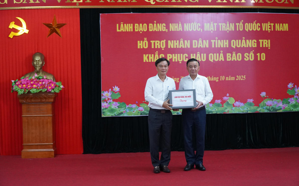 Thường trực Ban Bí thư Trần Cẩm Tú trao nguồn hỗ trợ của lãnh đạo Đảng,
Nhà nước cho Đảng bộ, chính quyền và Nhân dân tỉnh Quảng Trị để khắc phục hậu
quả bão số 10. Ảnh: X.T.