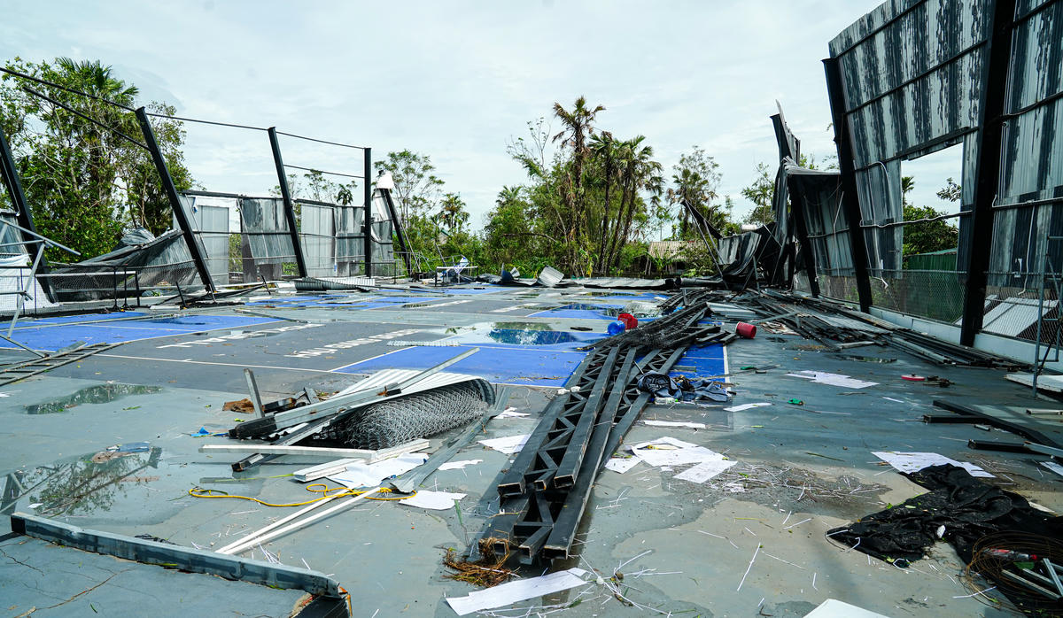 Sân Hậu Giang ngổn ngang, mái che bằng tôn phủ kín mặt sân, không thể hoạt động. Ảnh: Cẩm Kỳ