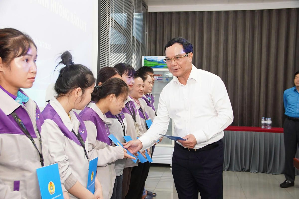 Ông Nguyễn Đình Khang – Ủy viên Trung ương Đảng, Phó Chủ tịch Ủy ban Trung ương MTTQ Việt Nam, Chủ tịch Tổng LĐLĐ Việt Nam trao quà cho các công nhân đang lao động tại Khu công nghiệp Vsip. Ảnh: HY