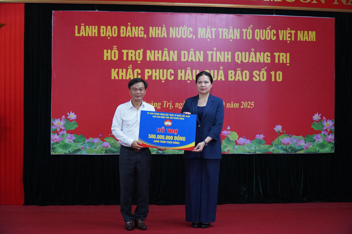 Bà Hà Thị Nga, Ủy viên Trung ương Đảng, Phó Chủ tịch UBTƯ MTTQ Việt
Nam trao 500 triệu đồng ủng hộ nhân dân tỉnh Quảng Trị.  Ảnh: X.T.