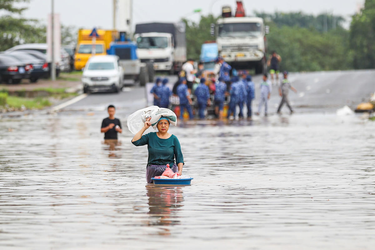 Thậm chí, để đi chợ mua thực phẩm người dân còn phải dùng chậu nhựa để tránh bị ướt khi vượt qua vùng ngập.