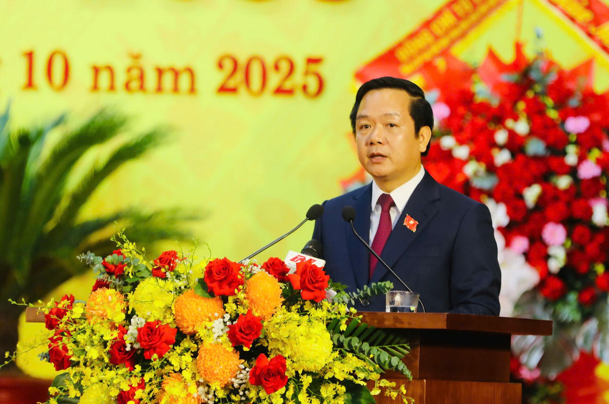 Ông Phạm Quang Ngọc - Chủ tịch UBND tỉnh Ninh Bình trình bày tóm tắt báo cáo chính trị tại đại hội. Ảnh: Phan Hiếu