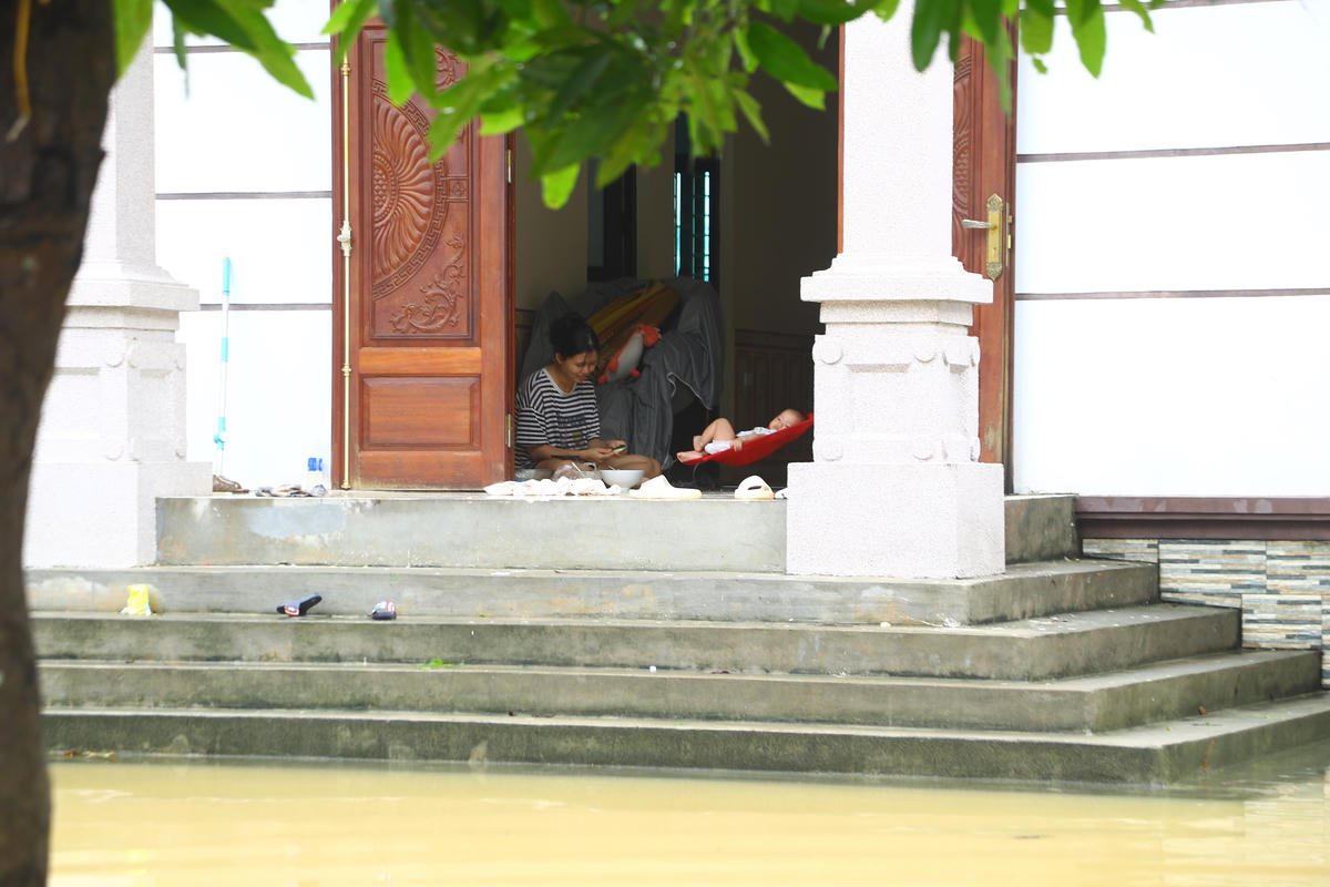 Đối với những căn nhà khang trang ở xã Trần Phú được tôn tạo cao, nước đã bắt đầu dâng đến bậc thềm.