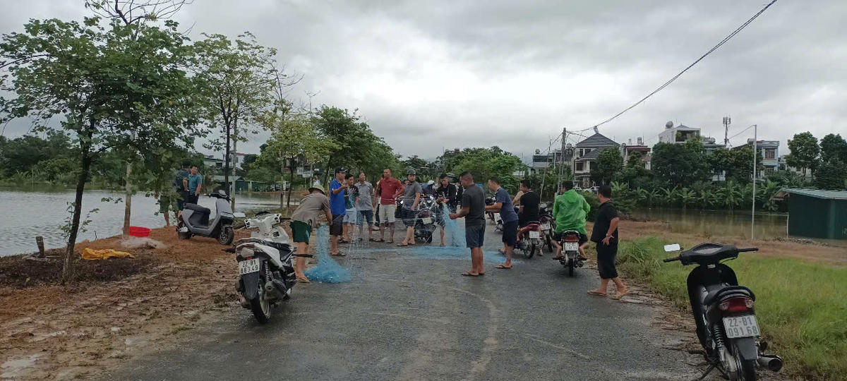 Người dân chuẩn bị lưới đánh bắt cá. Ảnh: Xuân Trường.