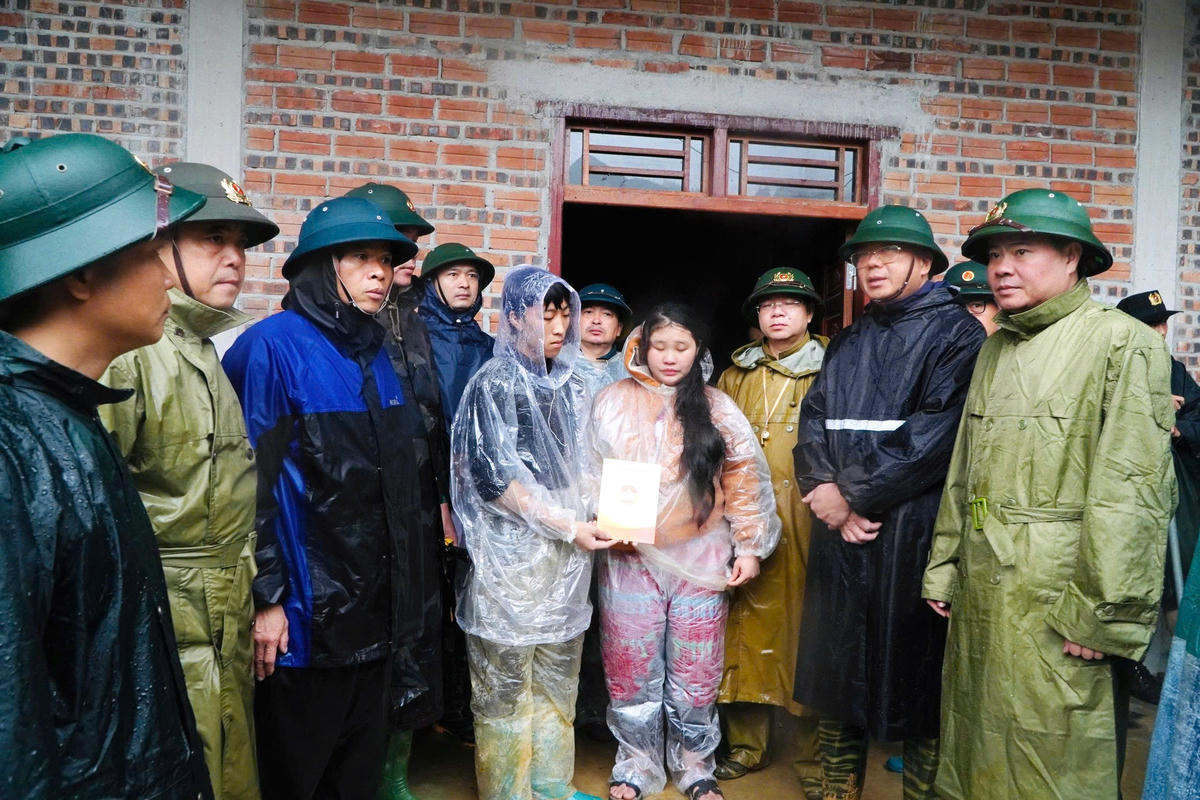 Phó Chủ tịch Thường trực Ủy
ban MTTQ Việt Nam tỉnh Tuyên Quang Hà Trung Kiên thăm hỏi, chia buồn và trao 20 triệu đồng hỗ trợ gia đình nạn nhân Vàng Chá Sò. Ảnh: Đ.S.