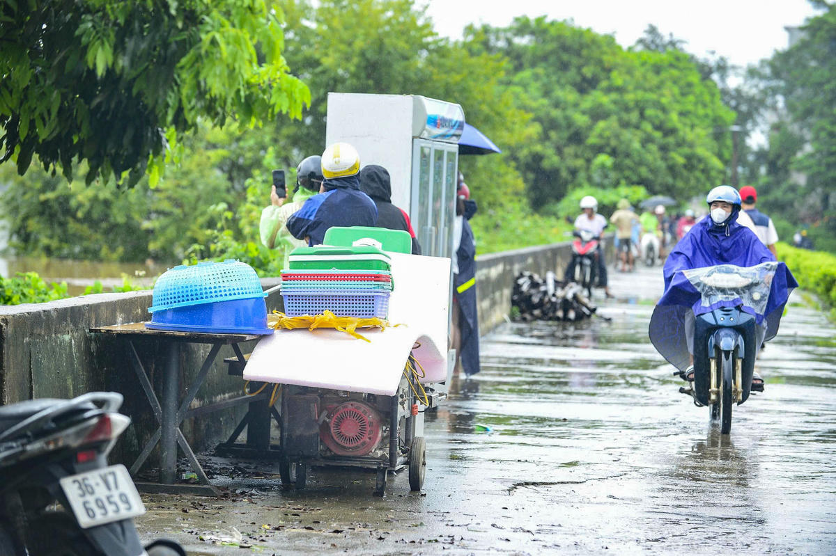 Do nước lũ lên nhanh, ngay trong đêm 30/9, nhiều hộ dân tại xã Kim Tân đã khẩn trương mang tài sản lên bờ đê để đảm bảo an toàn. Ảnh: Đình Minh