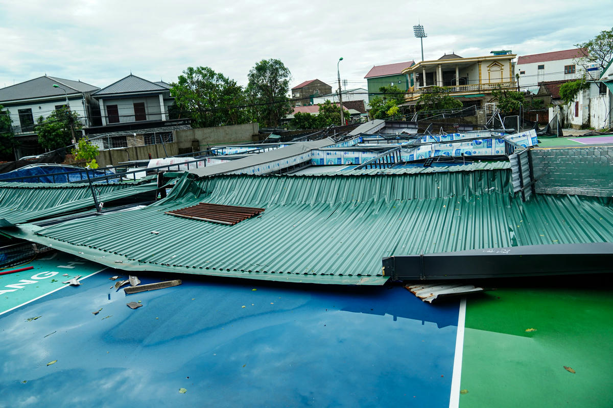 Hệ thống mái tôn, khung sắt bị cơn bão số 10 quật đổ ngổn ngang. Ảnh: Cẩm Kỳ