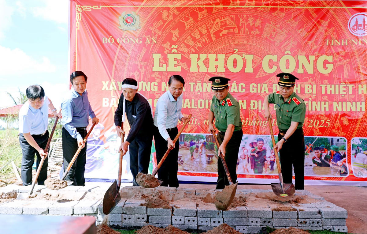 Các đại biểu làm lễ khởi công xây dựng 24 căn nhà. Ảnh: BCA