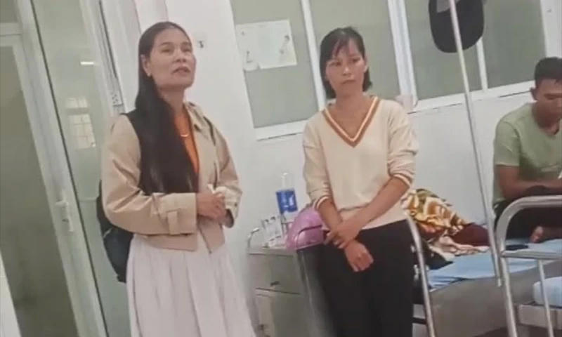 Phó hiệu trưởng đến Bệnh viện Đa khoa khu vực Lệ Thủy thăm hỏi các em học sinh đang điều trị và mang theo 1 triệu đồng hỗ trợ. Ảnh cắt từ clip.