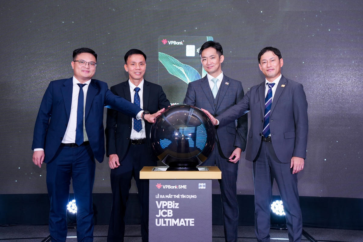 Đại diện VPBankSME và JCB bấm nút chính thức ra mắt thẻ tín dụng VPBiz JCB Ultimate.