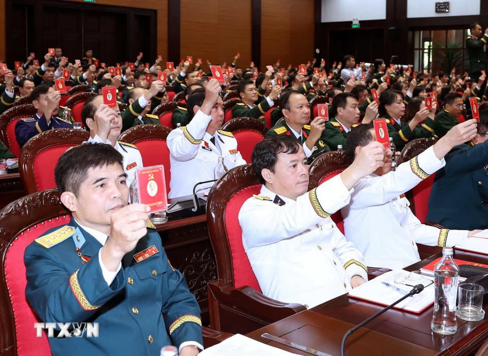 Các đại biểu biểu quyết thông qua Nghị quyết Đại hội. (Ảnh: Thống Nhất/TTXVN)