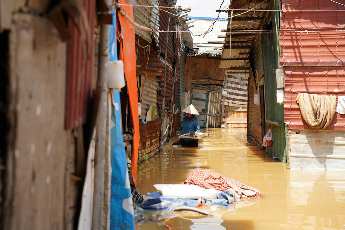 Nước ngập đến bụng, khiến người dân xóm ngụ cư lao đao, vất vả.