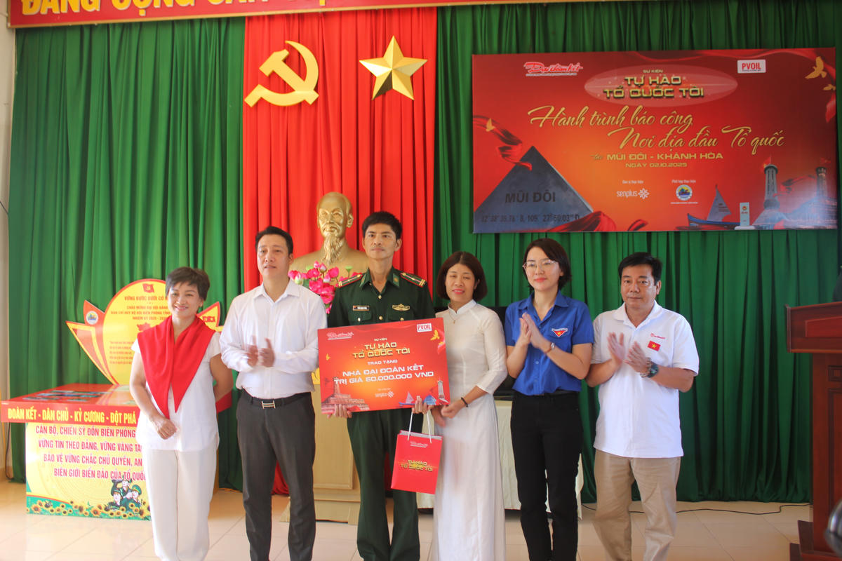 Phó Tổng Biên tập Báo Đại
Đoàn Kết, Trưởng Ban Tổ chức sự kiện Nguyễn Văn Dũng cùng đoàn công tác tặng quà cho chiến sỹ tại buổi
lễ. Ảnh: X.H.