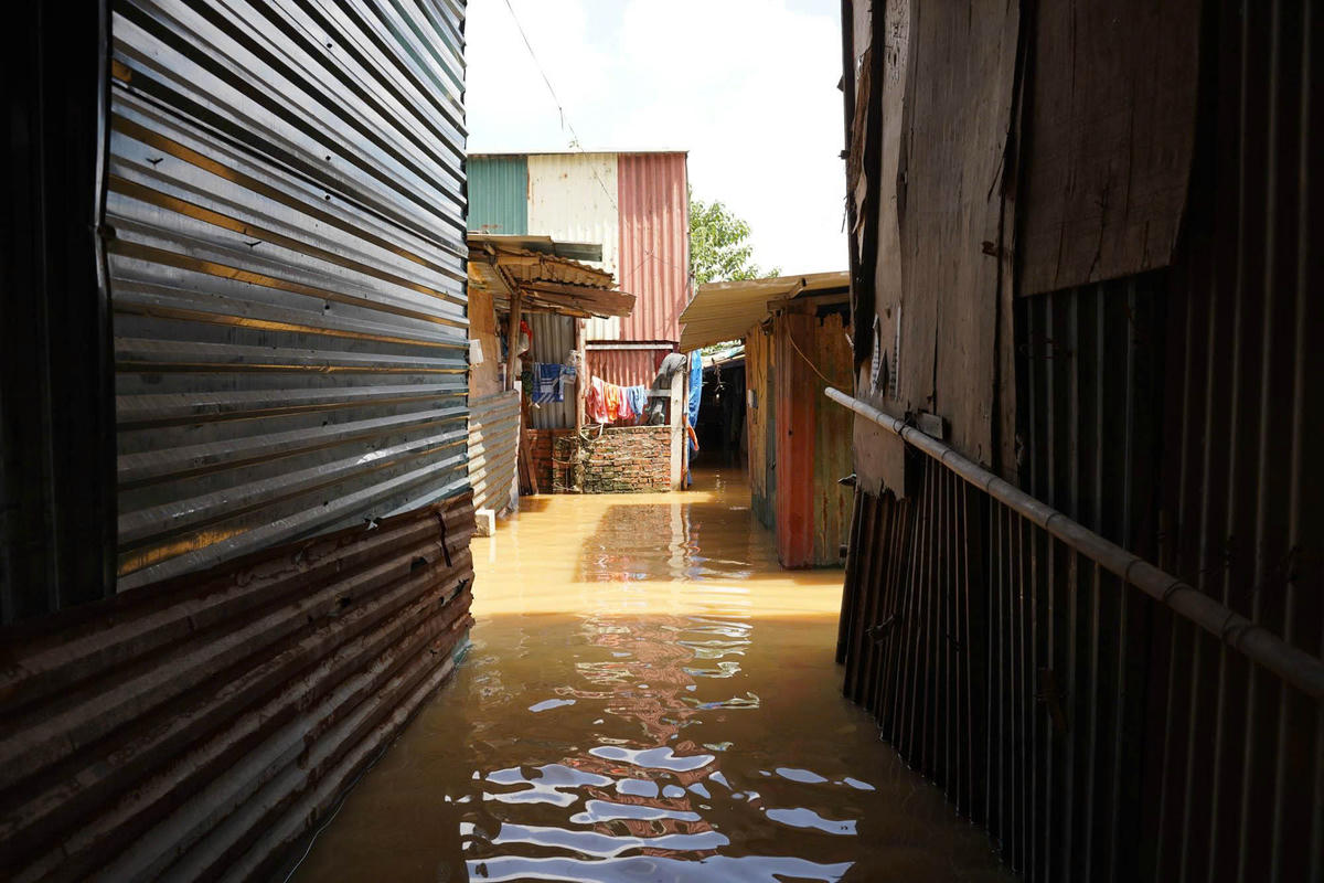 Tứ bề nhà dân đều bị bao vây bởi nước.