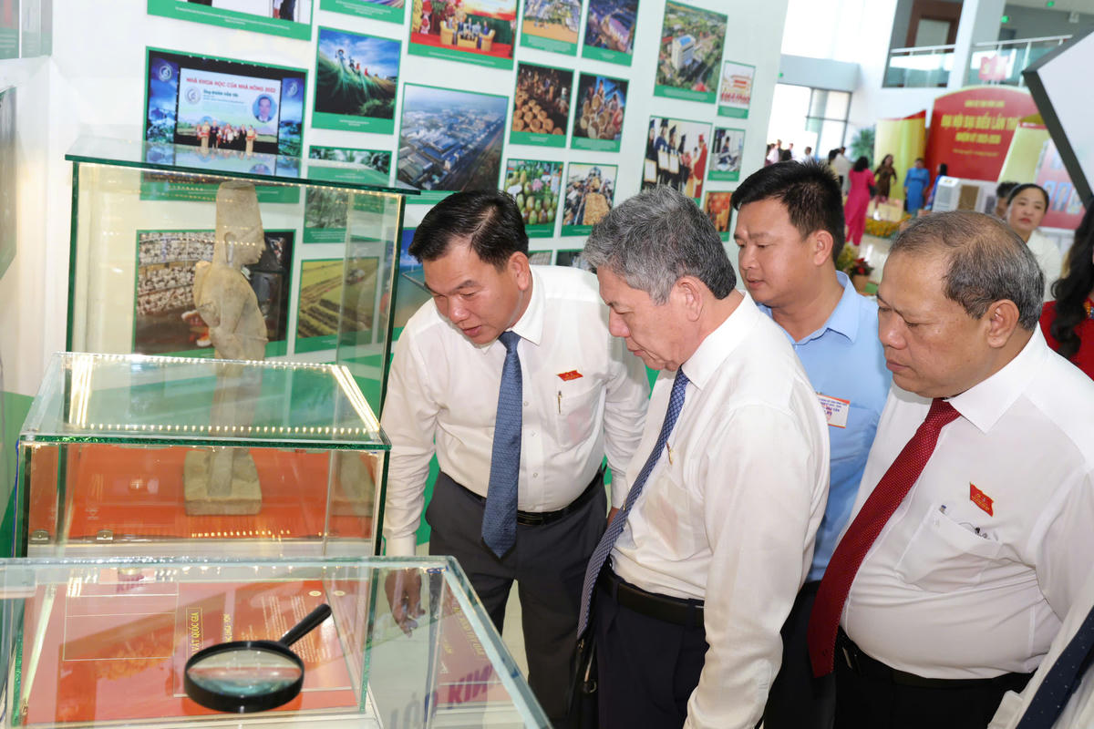 Các đại biểu tham quan các gian hàng trưng bày tại Đại hội. Ảnh Trung Kiên.