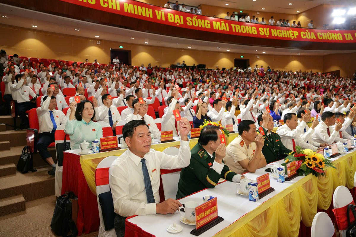 Các Đại biểu, biểu quyết các thành viên Đoàn Chủ tịch Đại hội. Ảnh Trung Kiên.