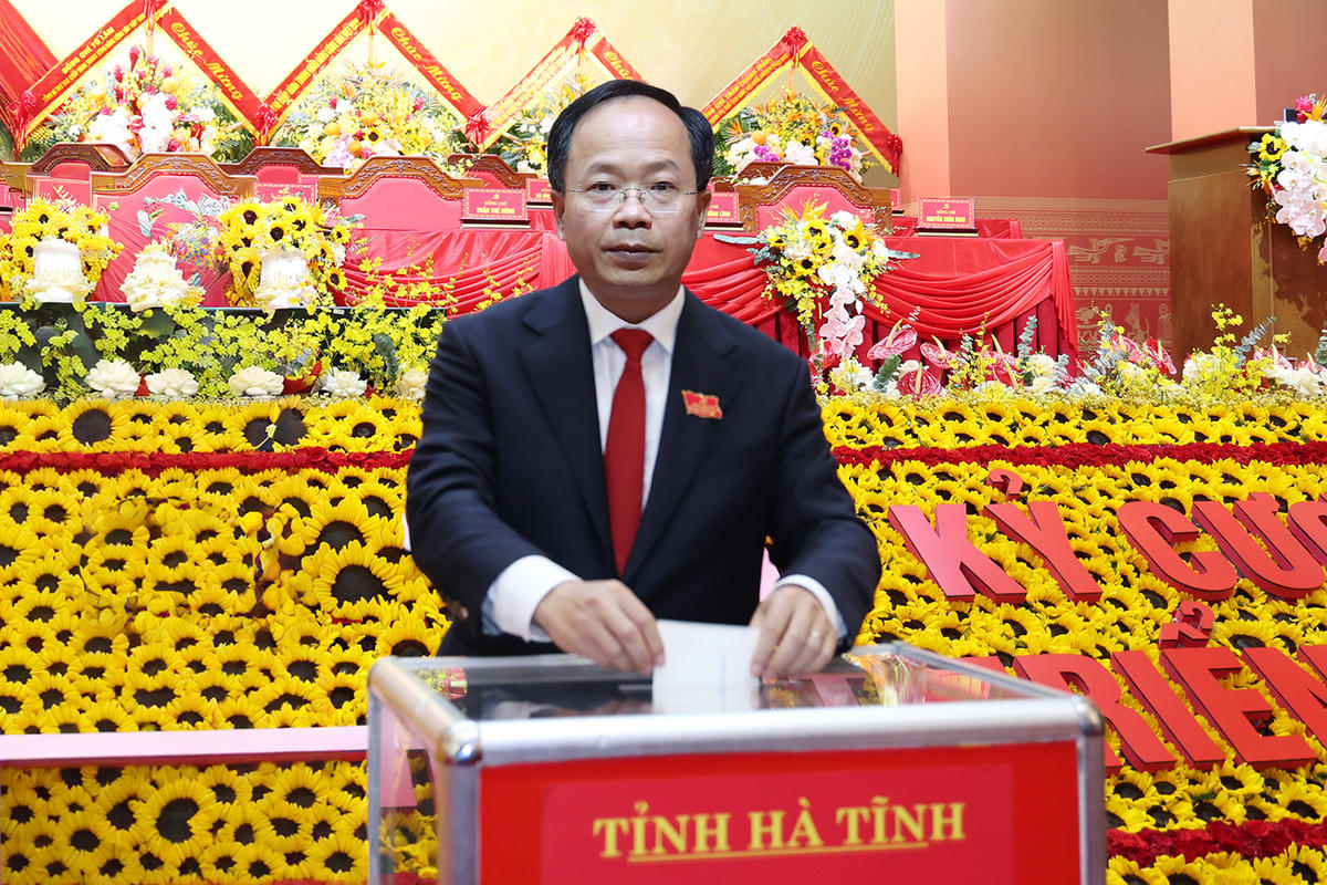 Bí thư Tỉnh ủy Hà Tĩnh Nguyễn Duy Lâm ủng hộ đồng bào bị ảnh hưởng bão số 10. Ảnh: HN.