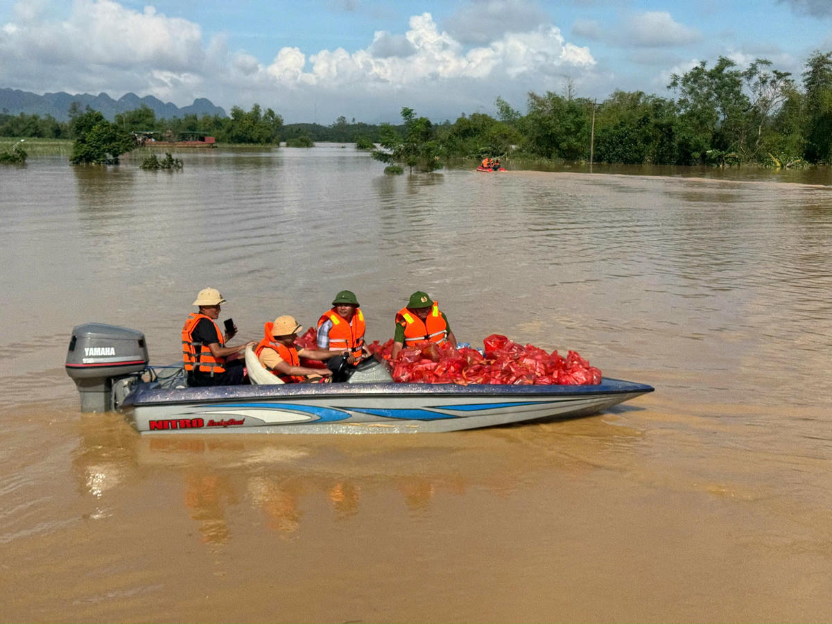 Việc làm thiết thực, nghĩa tình của Công an xã đã góp phần giúp bà con vùng lũ vượt qua khó khăn trước mắt, củng cố niềm tin của Nhân dân vào lực lượng Công an, tô thắm thêm hình ảnh người chiến sĩ Công an nhân dân “vì Nhân dân phục vụ”. Ảnh: CACC