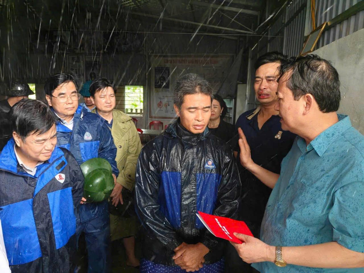 Ông Mai Văn Tuất – Phó Bí thư Tỉnh ủy, Chủ tịch Ủy ban MTTQ tỉnh Ninh
Bình thăm hỏi, động viên thân nhân gia đình có người thiệt mạng do giông lốc ở
xã Quỹ Nhất. Ảnh: Đình Minh