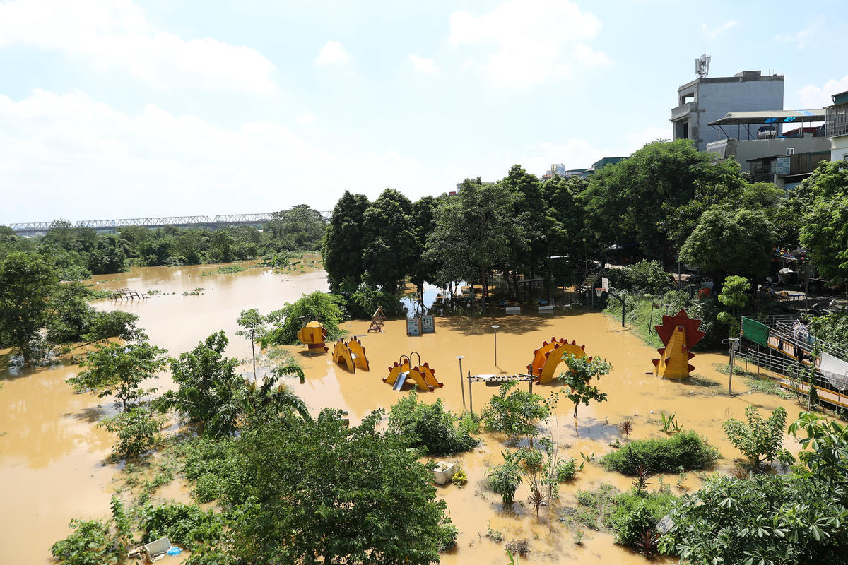 Sân chơi Phúc Tân sát cầu Long Biên cũng bị ngập sâu, mặt nước chuyển màu vàng.