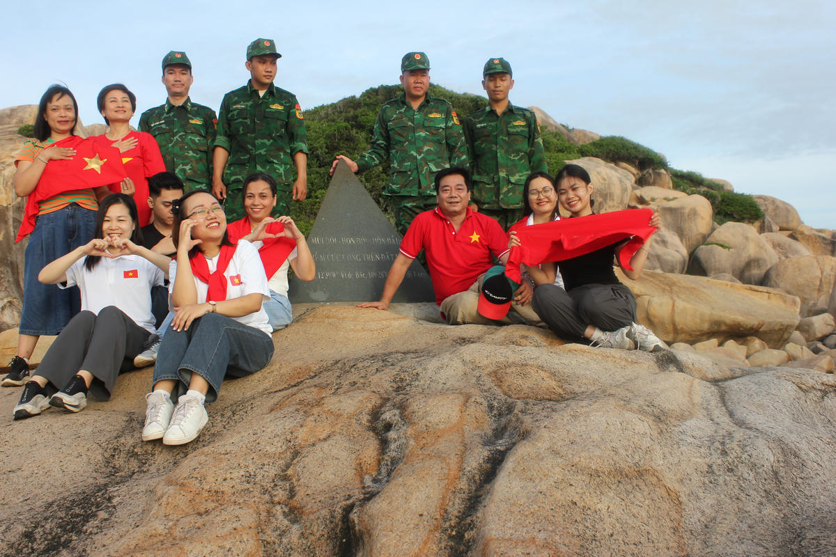 Đoàn công tác chụp hình lưu
niệm tại Mũi Đôi, xã Đại Lãnh (tỉnh Khánh Hòa). Ảnh: X.H.