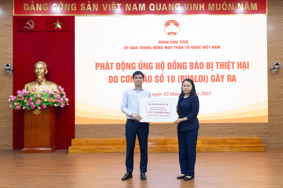 Phó Chủ tịch - Tổng Thư ký Nguyễn Thị Thu Hà tiếp nhận ủng hộ từ Tổng Liên đoàn Lao động Việt Nam. Ảnh: Quang Vinh.