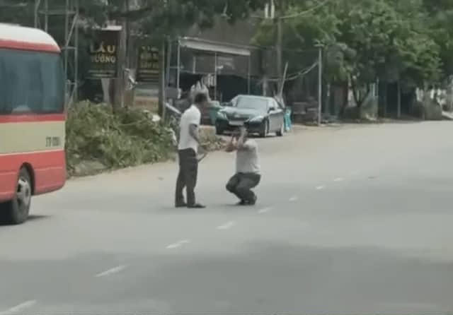 Nghệ An: Một tài xế xe buýt bị đánh, bắt quỳ giữa đường