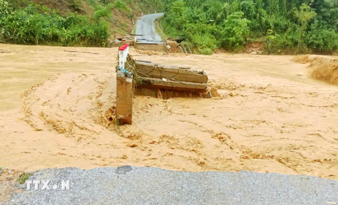 Cầu Trung Thắng, xã Yên Hòa bị nước lũ cuốn trôi. (Ảnh: TTXVN phát)