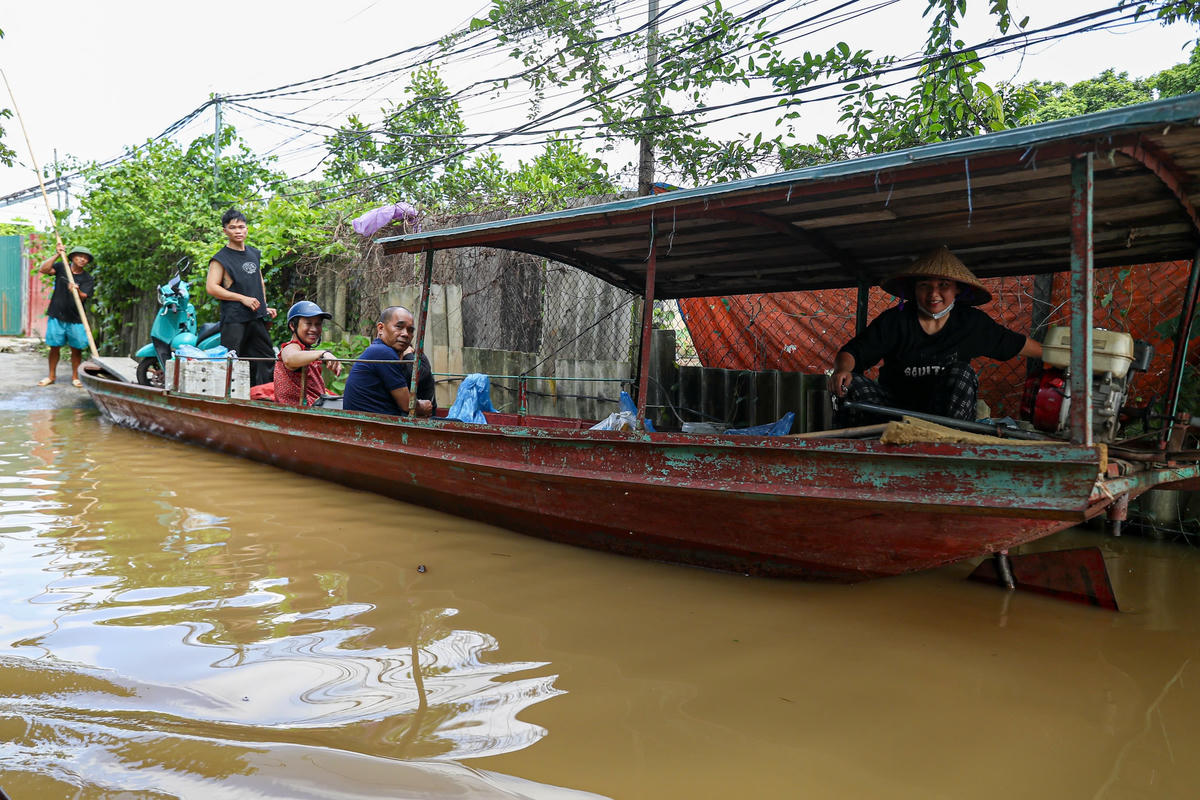 Cũng theo anh Hùng, hiện nay nước ngập sâu, gần tới nóc nhà, nên gia đình phải tạm thời đi thuê nhà ở tạm mấy hôm. Đến khi nước rút quay trở lại dọn dẹp. Đợt bão Yagi, các vật dụng ở nhà bị hư hỏng hết, vừa mới gom đủ tiền mua thì lại gặp trận lũ này. Đặc biệt, hoa màu đều bị nhấn chìm bởi nước, hư hỏng hết.