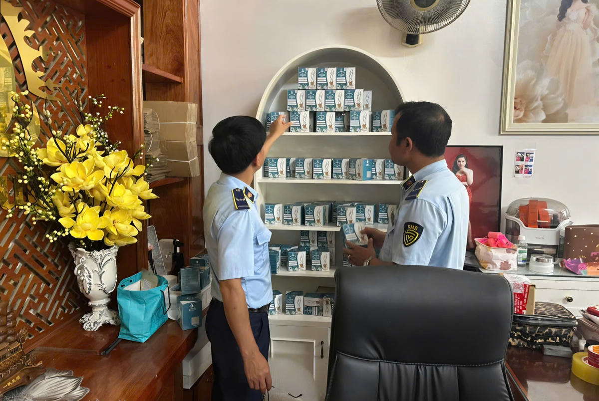 Đội QLTT số 4 (Chi cục QLTT Quảng Ninh) kiểm tra đột xuất cơ sở kinh doanh “Hoàng Quyên Trà sữa Giảm cân”. Ảnh: Đội QLTT số 4.