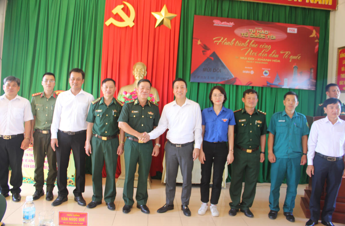 Phó Tổng Biên tập Báo Đại đoàn kết, Trưởng Ban Tổ chức sự kiện Nguyễn Văn Dũng cùng Thiếu Tướng Văn Ngọc Quế và các đại biểu dự buổi lễ. Ảnh: X.H.