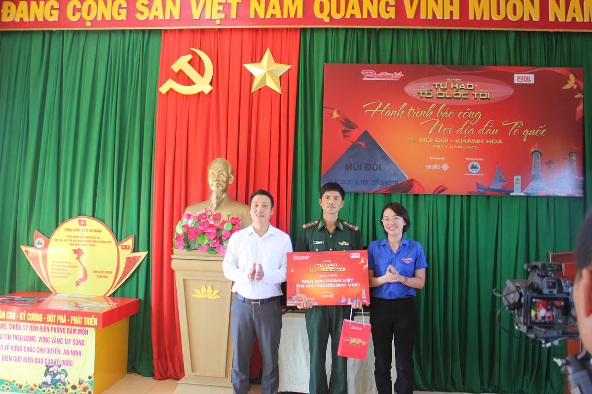 Phó Tổng Biên tập Báo Đại đoàn kết, Trưởng Ban Tổ chức sự kiện Nguyễn Văn Dũng cùng bà Tô Thị Tuyết Ngân , Phó Bí thư Tỉnh đoàn kiêm Trưởng ban Công tác Đoàn và Thanh thiếu nhi tỉnh Khánh Hòa trao nhà Đại đoàn kết cho đồng chí quân nhân chuyên nghiệp Đồn Biên Phòng Đầm Môn. Ảnh: X.H.
