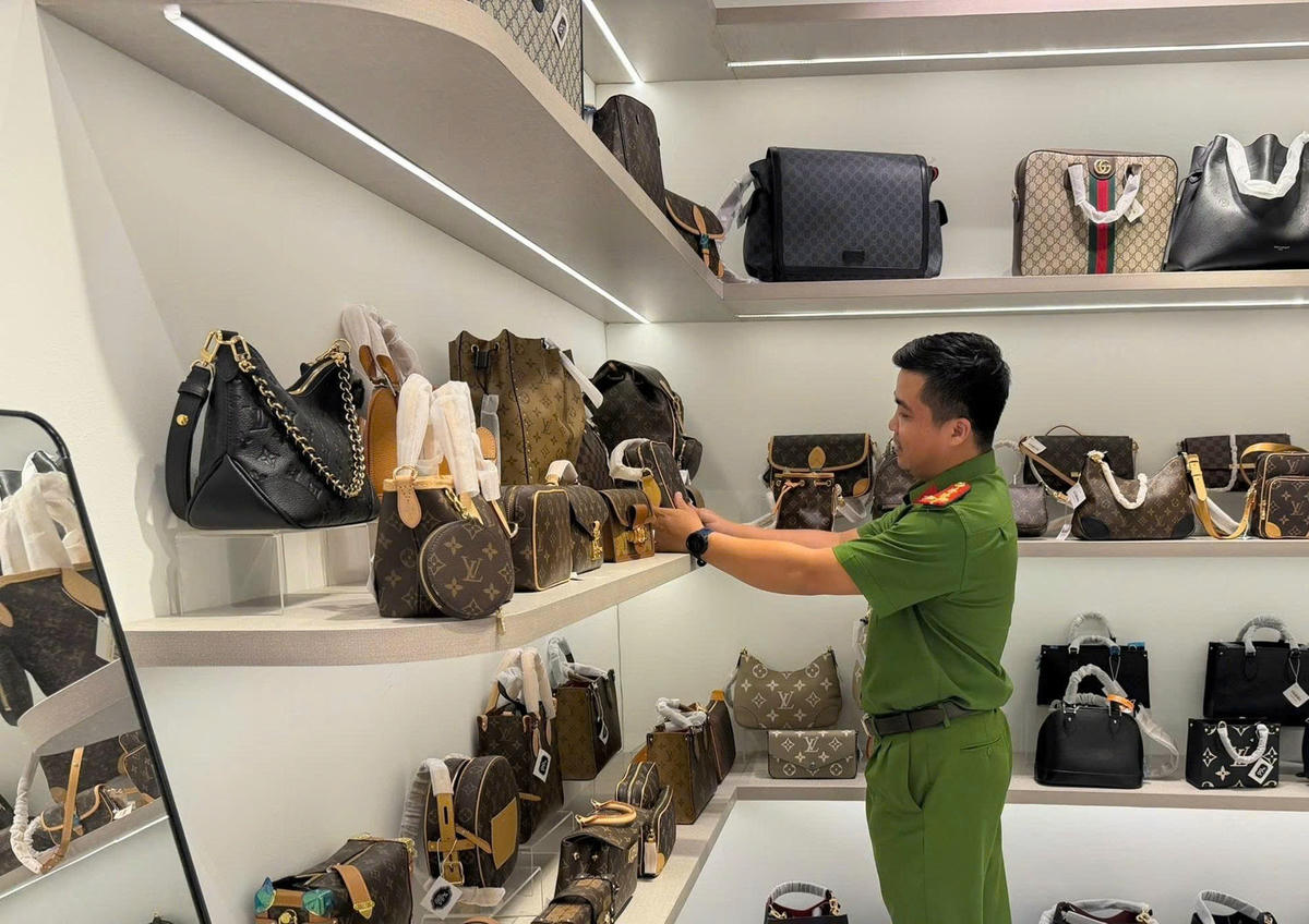 Đà Nẵng: Cảnh sát kinh tế truy quét hàng hiệu giả mạo quanh khu chợ Hàn Đà Nẵng: Cảnh sát kinh tế truy quét hàng hiệu giả mạo quanh khu chợ Hàn