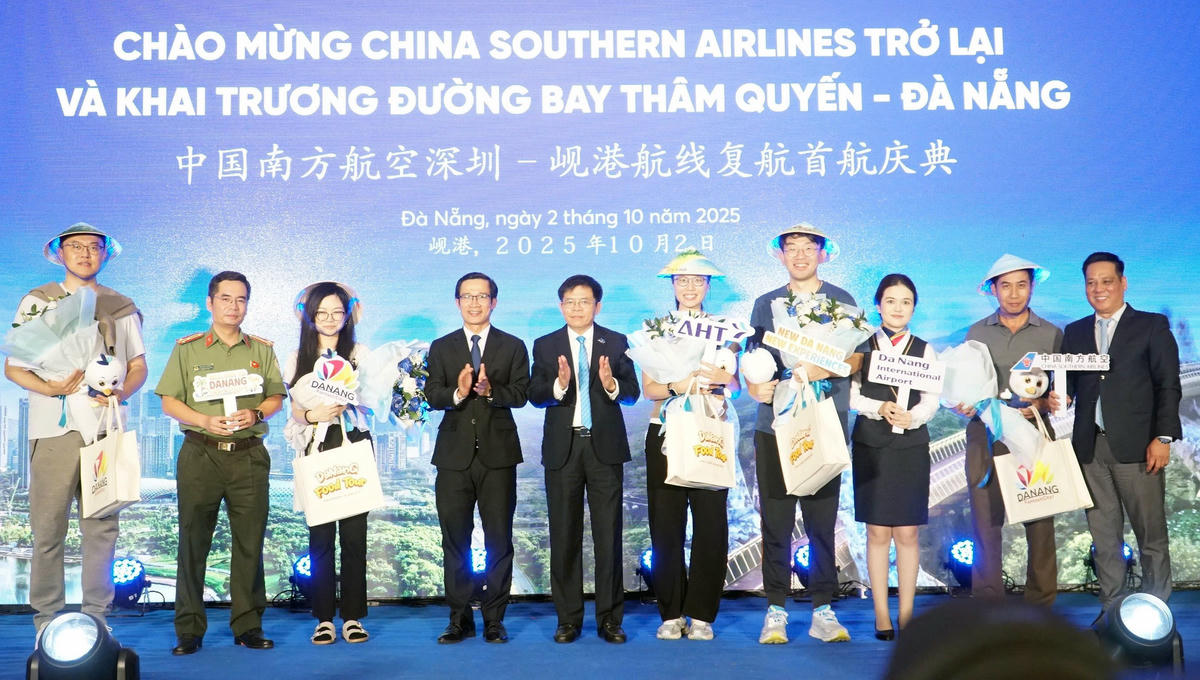 Những hành khách trên chuyến bay được chào đón và tặng quà lưu niệm. Ảnh: Nguyễn Tú.