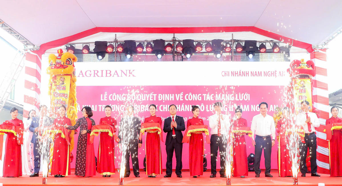 Ông Tô Huy Vũ - Bí thư Đảng ủy, Chủ tịch HĐTV Agribank cùng các đại biểu cắt băng khai trương hoạt động của Agribank Chi nhánh Đô Lương II Nam Nghệ An.