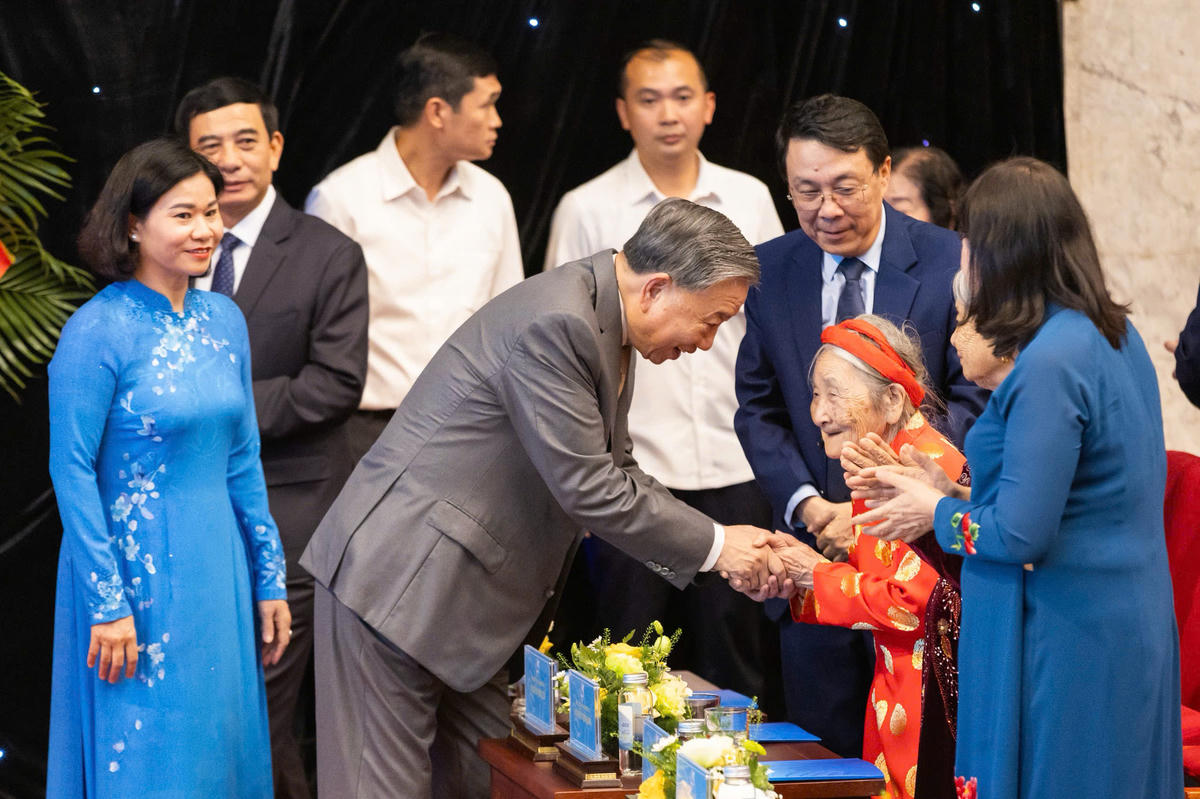 Tổng Bí thư Tô Lâm thăm hỏi mẹ Việt Nam anh hùng tại lễ kỷ niệm. Ảnh: Quang Vinh