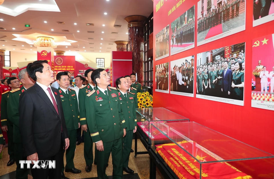 Chủ tịch nước Lương Cường tham quan gian trưng bày ấn phẩm, tài liệu quốc phòng. (Ảnh: Trọng Đức/TTXVN)