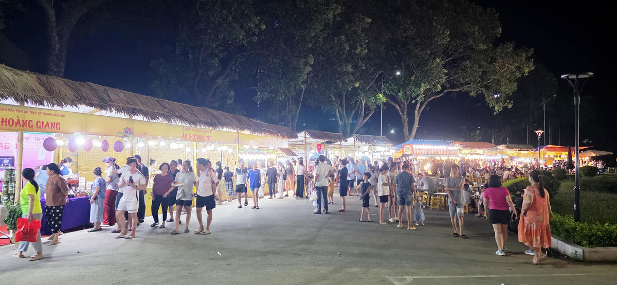 Tham dự Liên hoan Văn hóa ẩm thực xứ Thanh năm 2025, có 150 gian hàng của các doanh nghiệp, tổ chức, đơn vị đến từ 15 tỉnh, thành trong cả nước. Ảnh: Nguyễn Chung.